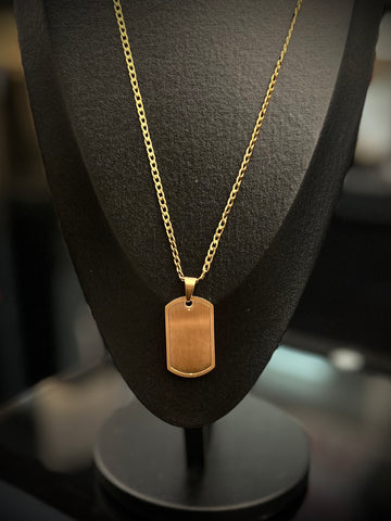 Chaîne Dorée avec Plaque Militaire – Style &amp; Caractère